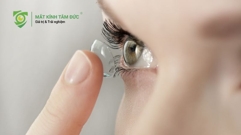 Đeo kính áp tròng đi mưa có được không? Cách xử lý khi nước mưa rơi vào mắt