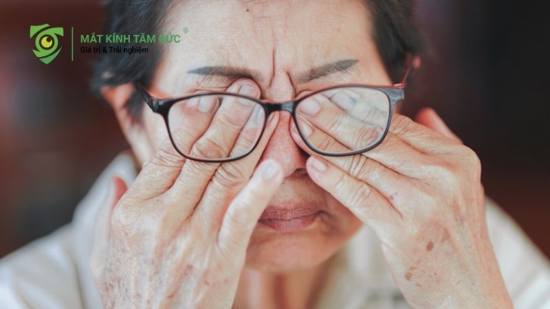 Đeo kính cận bị mỏi mắt trong vài ngày đầu có thể tự cải thiện theo thời gian