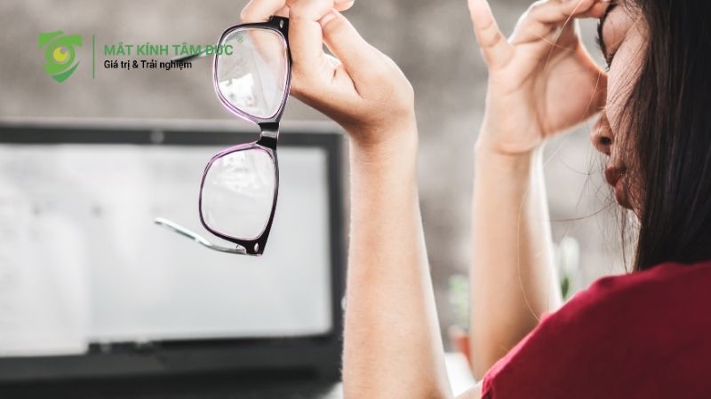 Nhìn mờ và đau nhức mắt cho thấy đeo kính cận bị mỏi mắt do kính không phù hợp