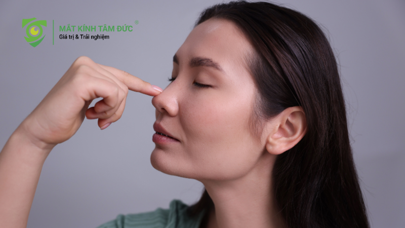 Đeo kính quá sớm có thể làm sống mũi lệch hoặc ảnh hưởng đến kết quả thẩm mỹ