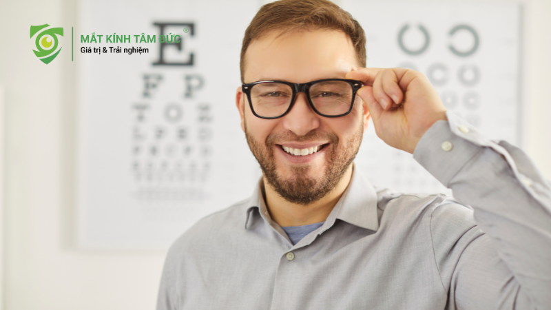 Gọng nhựa nhẹ và gọng kim loại cao cấp mang lại cảm giác thoải mái khi đeo