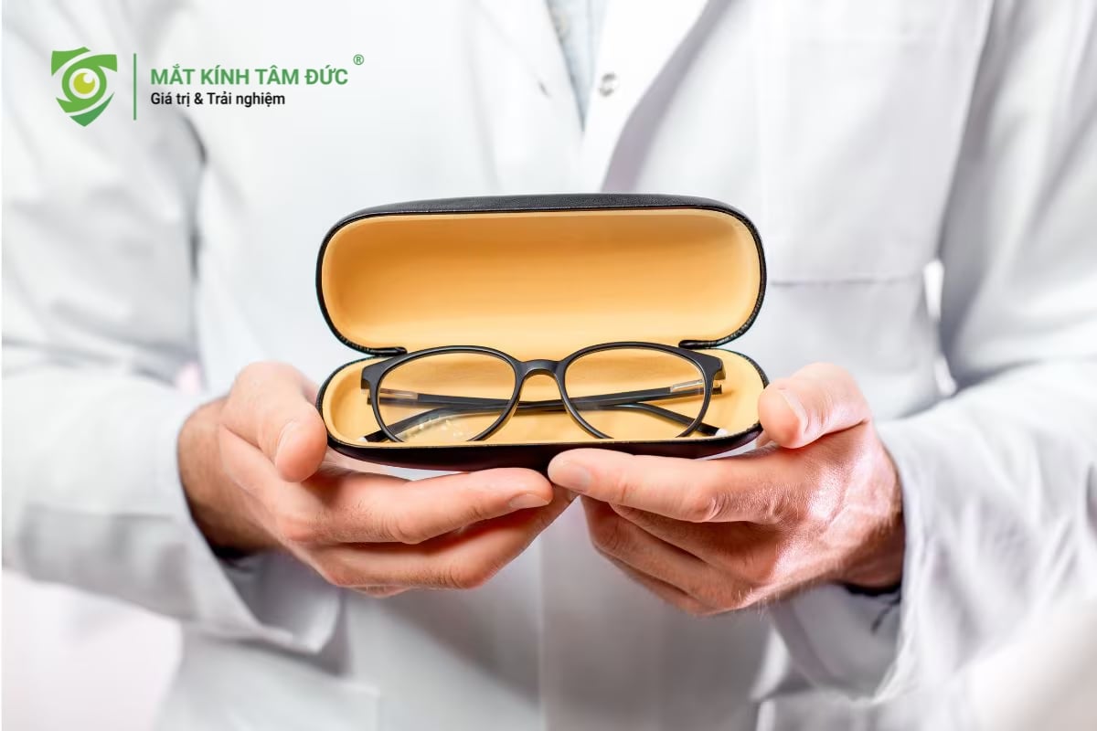 quá trình dùng gọng kính cũ lắp tròng mới luôn cất kính vào hộp cứng khi không sử dụng