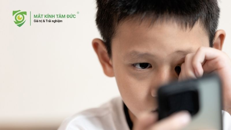 Không đeo kính cận đúng cách làm tăng nguy cơ nhược thị ở trẻ em