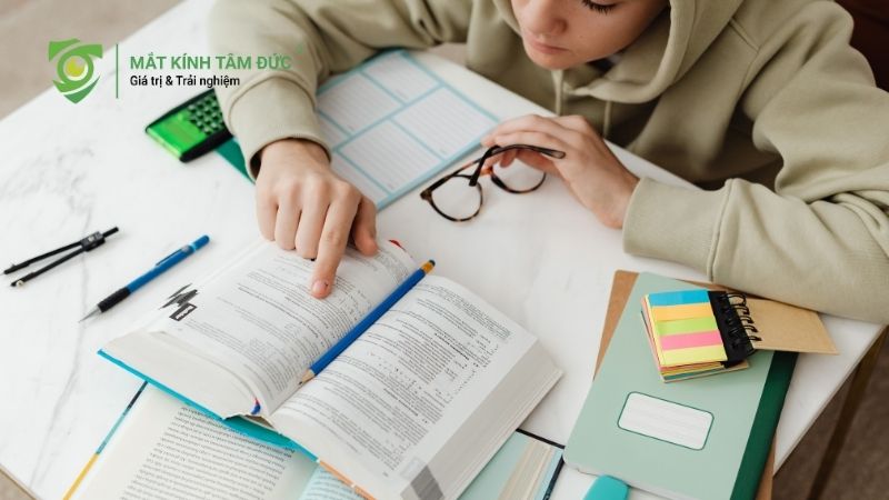 Ánh sáng học tập không phù hợp và dinh dưỡng kém ảnh hưởng tiêu cực đến mắt