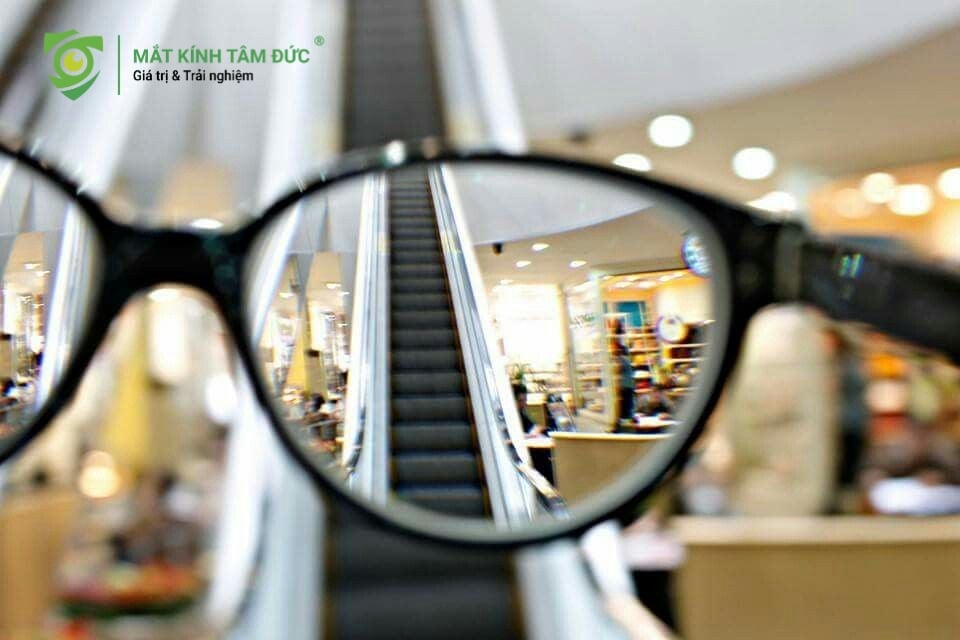 người trưởng thành tăng độ cận nguyên nhân do thói quen sử dụng màn hình hoặc thiếu ánh sáng