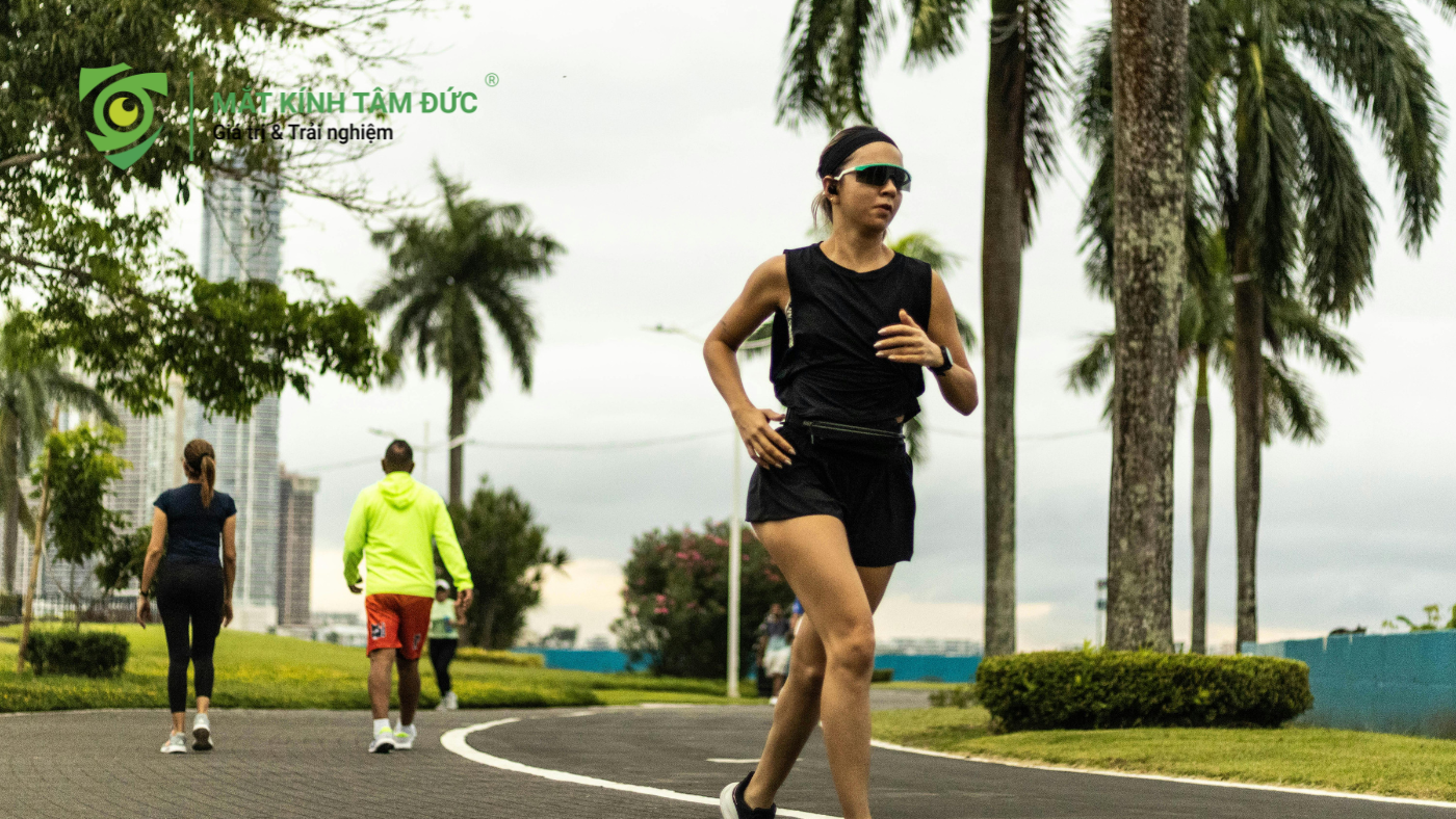 Người chơi thể thao chăm sóc kính cận đúng cách để giữ tầm nhìn rõ ràng