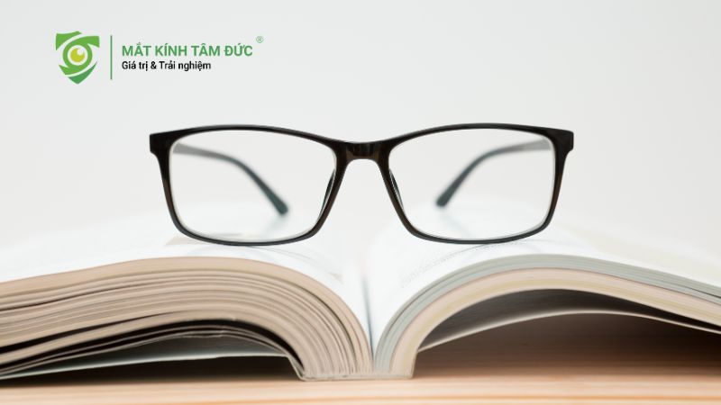 Lão thị đeo kính gì? Hướng dẫn chọn kính lão thị đúng cách