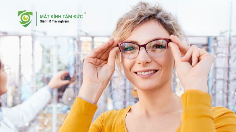 Lão thị đeo kính gì? Hướng dẫn chọn kính lão thị đúng cách