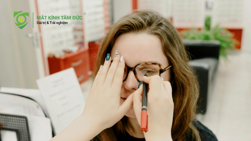 Đeo kính chính xác kính áp tròng và phẫu thuật laser là lựa chọn điều trị loạn thị