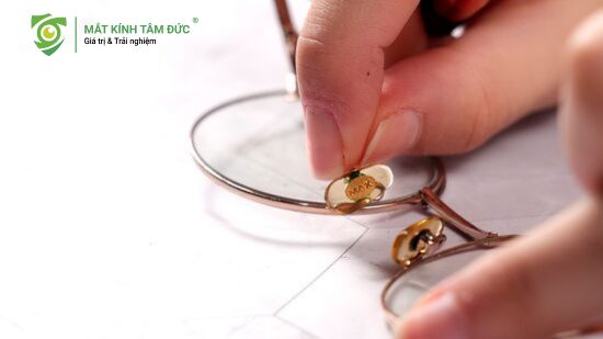 Những sai lầm do bị khiến đeo kính bị mũi tẹt do lười vệ sinh đệm mũi, khiến đệm mũi nhiễm khuẩn khi tiếp xúc với da sống mũi dễ kích ứng