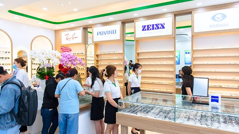 Mắt cận 2 độ nhìn được bao xa? Dấu hiệu cần biết