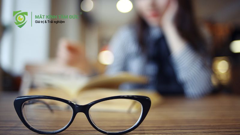Mắt cận 2 độ nhìn được bao xa? Dấu hiệu cần biết