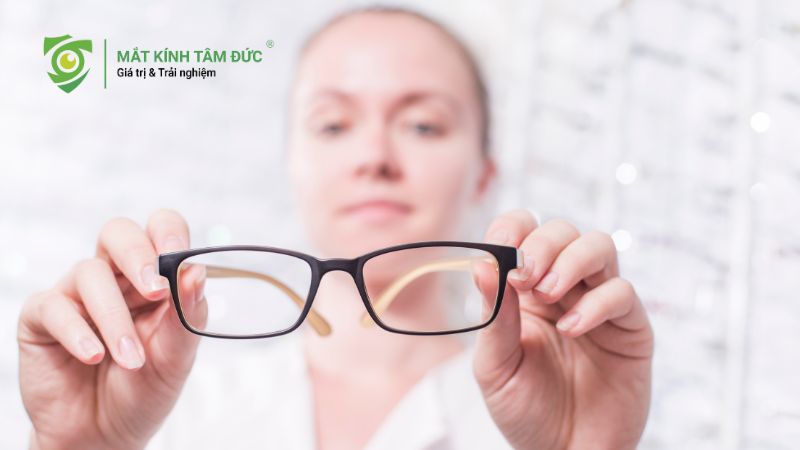 Mắt cận 2 độ nhìn được bao xa? Dấu hiệu cần biết