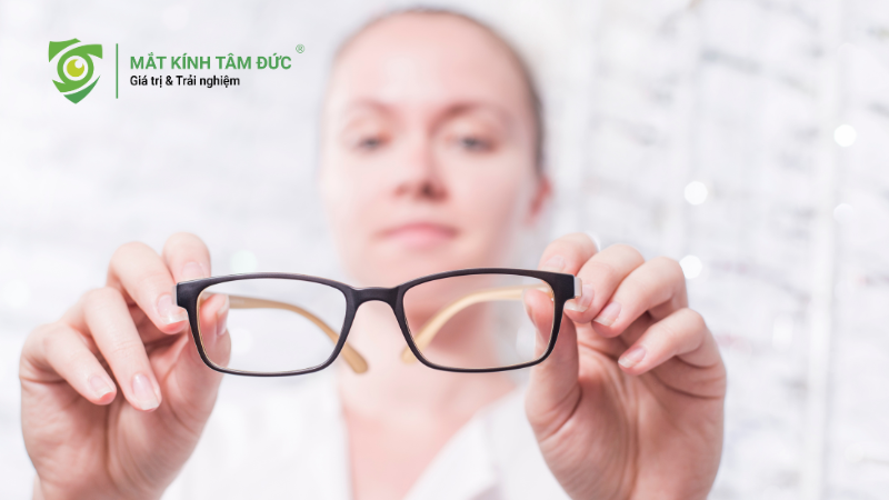 Tầm nhìn xa của người cận 2 độ bị suy giảm so với người có thị lực bình thường