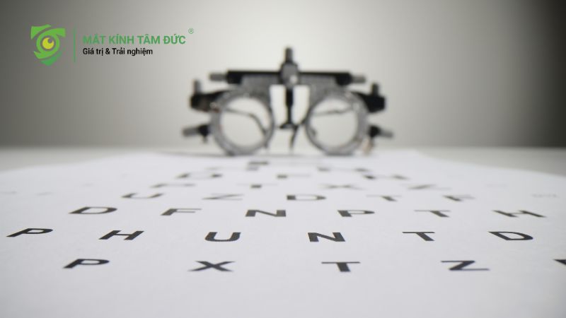 Mắt cận 2 độ nhìn được bao xa? Dấu hiệu cần biết