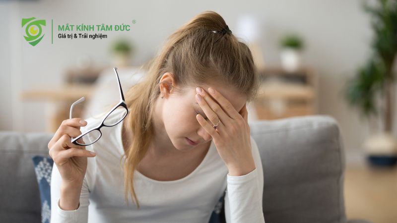 Mắt cận 2 độ nhìn được bao xa? Dấu hiệu cần biết
