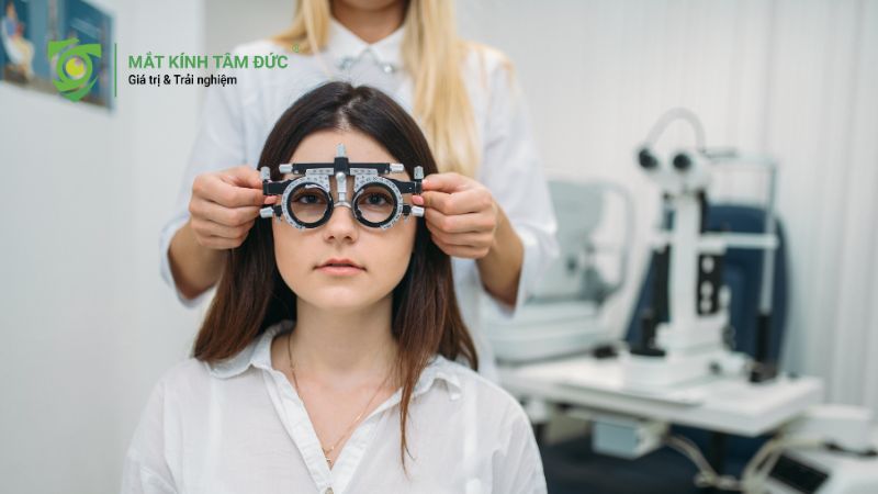 Mắt cận 2 độ nhìn được bao xa? Dấu hiệu cần biết