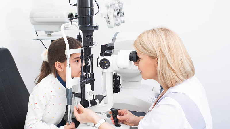 Thói quen sinh hoạt khoa học giúp người cận 2 độ hạn chế tăng độ và mỏi mắt