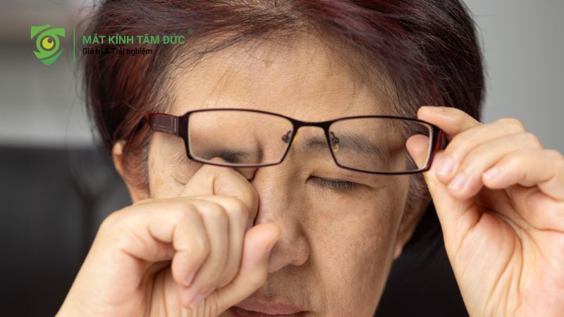 Mắt nhìn gần bị nhòe là bệnh gì? Cảnh báo các bệnh lý mắt thường gặp