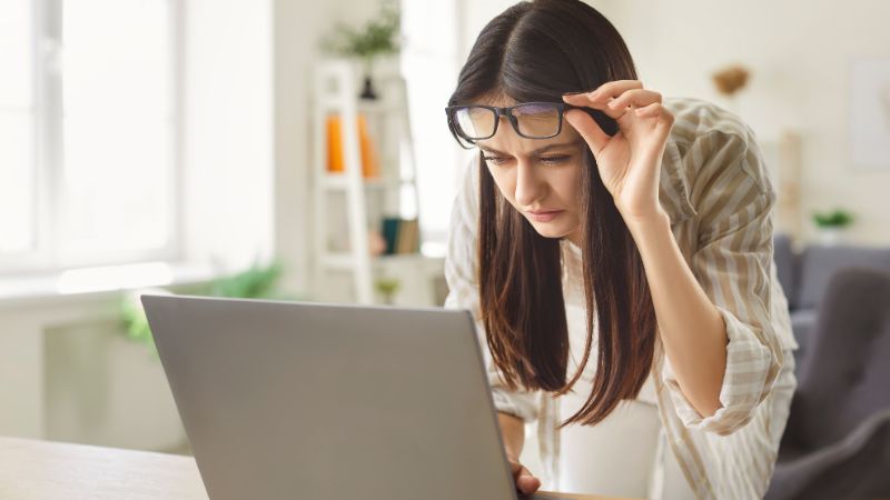 Mắt nhìn gần bị nhòe là bệnh gì? Cảnh báo các bệnh lý mắt thường gặp