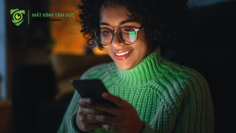 Giải đáp thắc mắc: Có nên đeo kính cận khi dùng điện thoại để tránh tăng độ cận hiệu quả nhất.