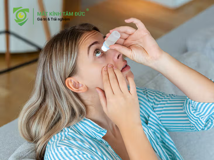 Mắt cận thường dễ bị khô hơn bình thường nên sử dụng thuốc nhỏ mắt