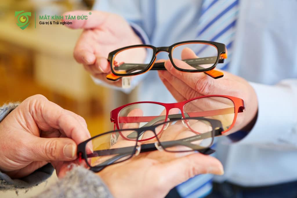 Thay kính định kỳ và bảo dưỡng lớp phủ bảo vệ