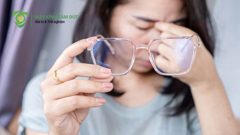 Giác mạc chóp là gì? 9 triệu chứng cảnh báo bạn không nên bỏ qua