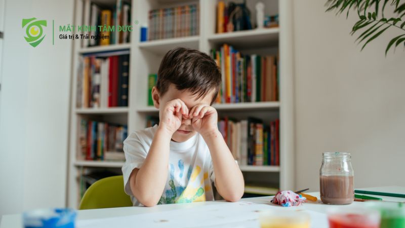 Giác mạc chóp là gì? 9 triệu chứng cảnh báo bạn không nên bỏ qua