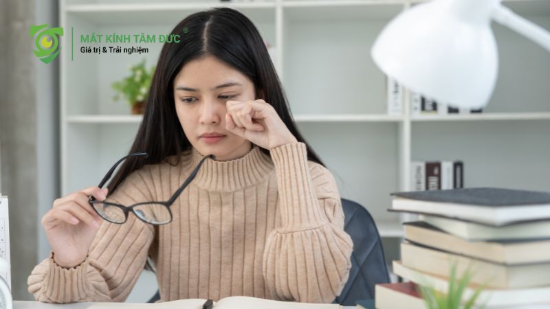 Giác mạc chóp là gì? 9 triệu chứng cảnh báo bạn không nên bỏ qua