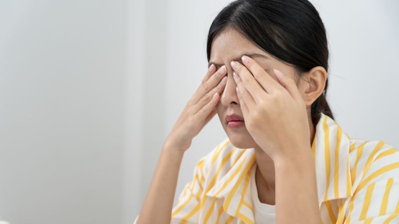 Mắt nhìn thấy gợn sóng là gì? Nguyên nhân và cách điều trị