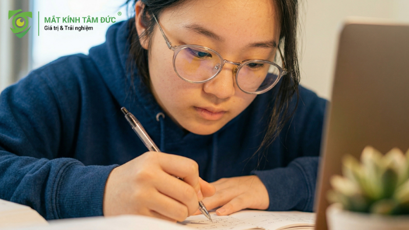 Tròng kính chiết suất cao giúp chiếc kính nhìn thanh thoát hơn