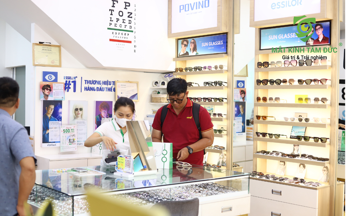 Khách chọn mua kính mát tại Mắt kính Tâm Đức