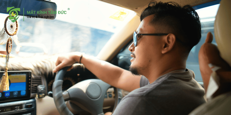 Đeo kính râm nam khi lái xe trên đường