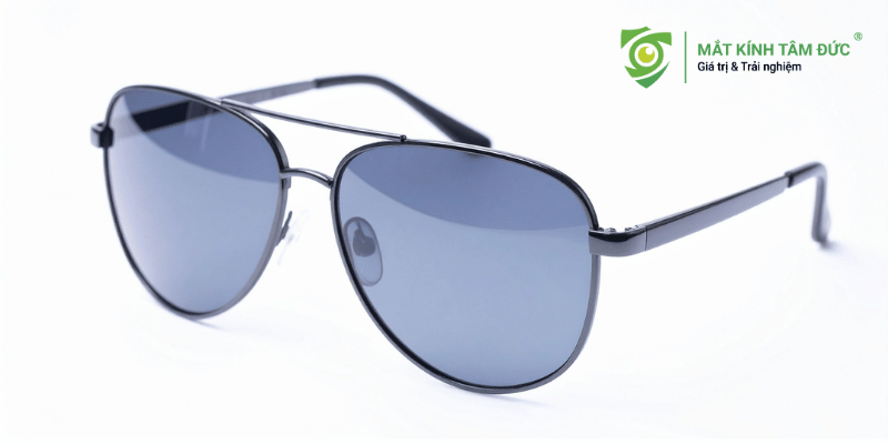 Gọng kim loại: gọn, thanh lịch, hợp phong cách chỉn chu