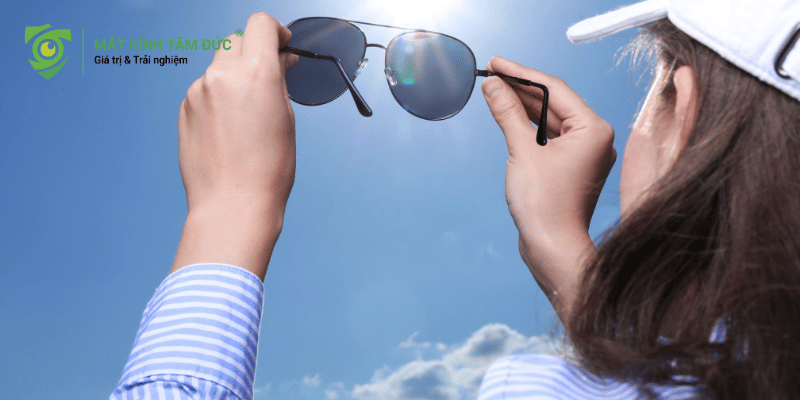 Kính mát thời trang nam cũng cần đạt tiêu chuẩn chống tia UV400 