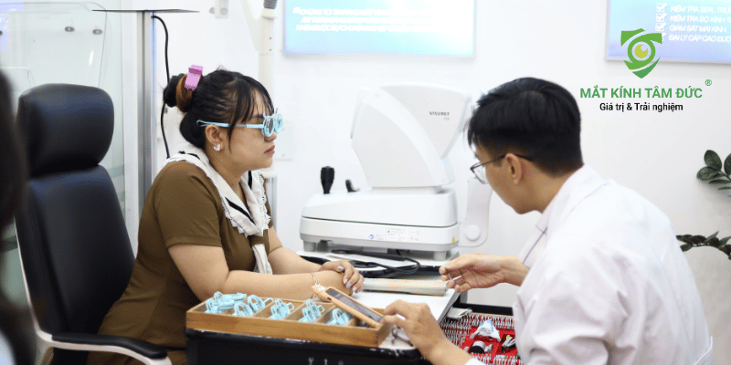 Đo khám thị lực trước khi cắt kính ở Mắt kính Tâm Đức