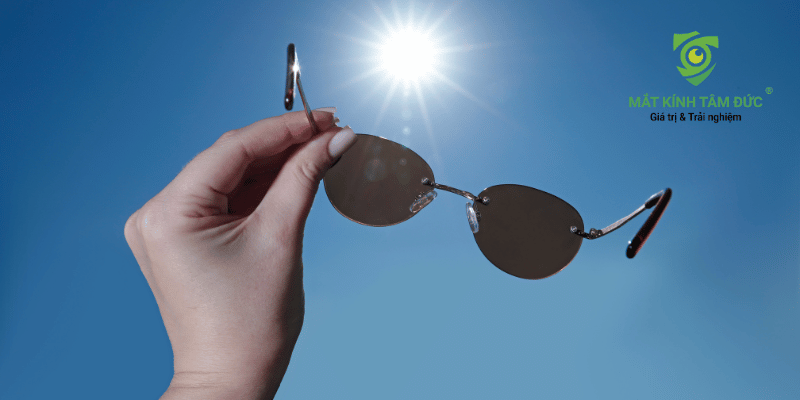 Chú trọng chất liệu gọng và màu sắc tròng kính