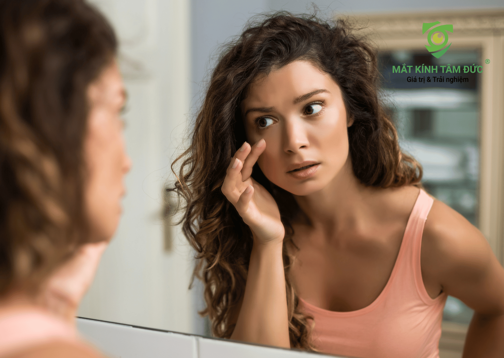 Vì sao đi ngoài đường về mắt thường dễ cộm và khô hơn?