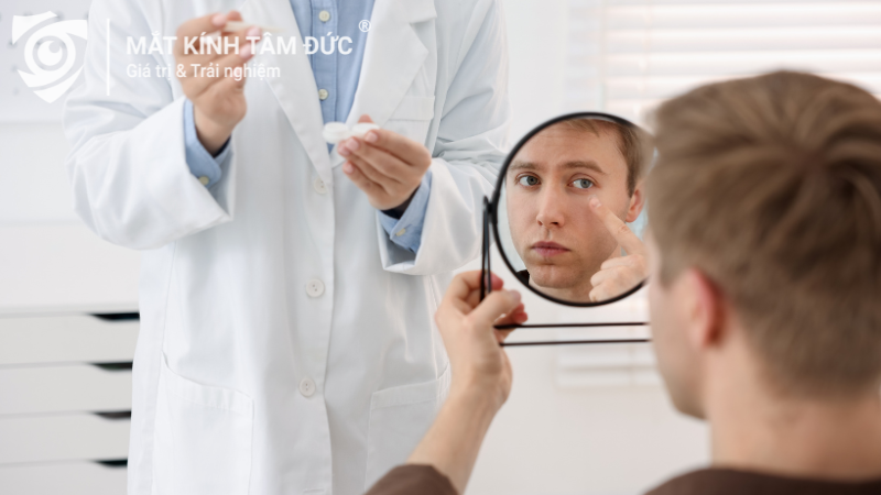 Chuyên viên tư vấn cách chọn kính áp tròng cận phù hợp