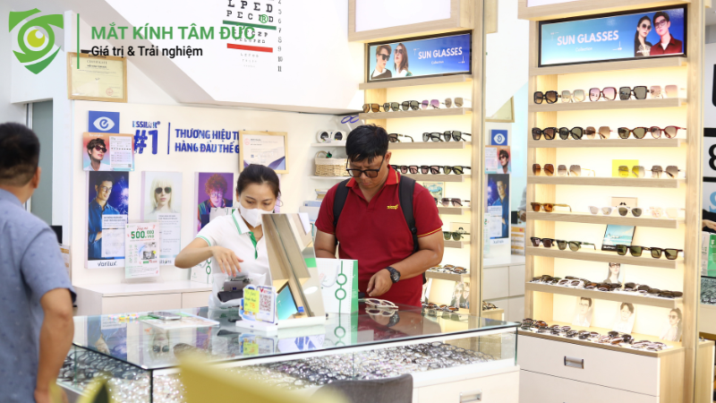 Đến mắt kính Tâm Đức để được hỗ trợ chọn tròng phù hợp.