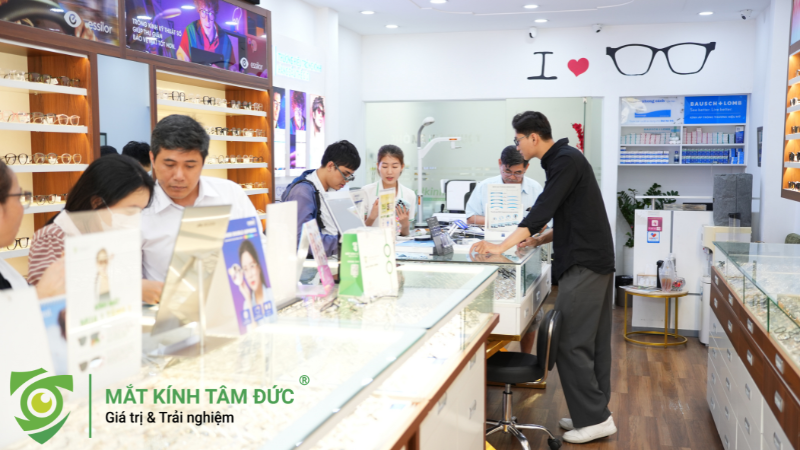 Đến cửa hàng Mắt kính Tâm Đức để được tư vấn và lựa chọn tròng phù hợp.