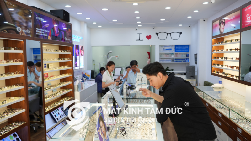 Đến cửa hàng Mắt kính Tâm Đức để được tư vấn và lựa chọn phù hợp với nhu cầu.