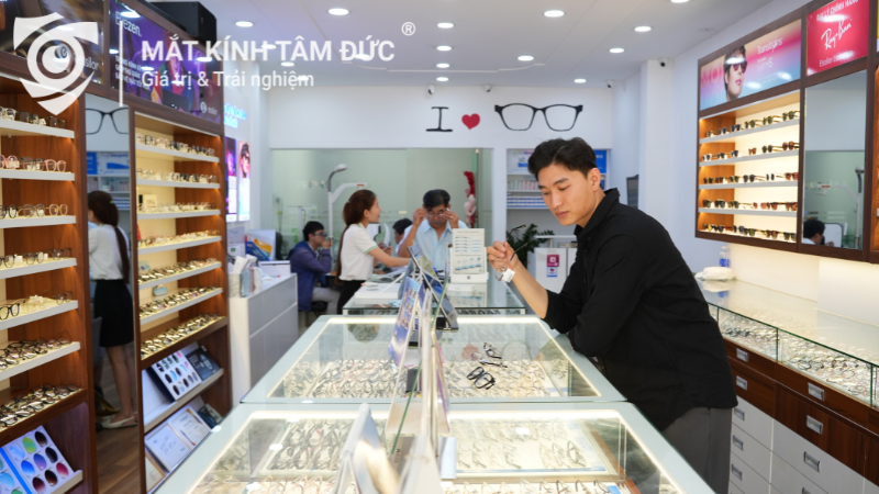 Liên hệ cửa hàng Mắt kính Tâm Đức để được tư vấn và lựa chọn phù hợp
