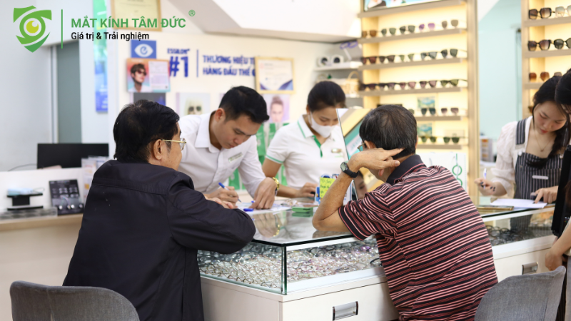 Liên hệ với cửa hàng Mắt kính Tâm Đức để được tư vấn kỹ hơn về dòng tròng phù hợp