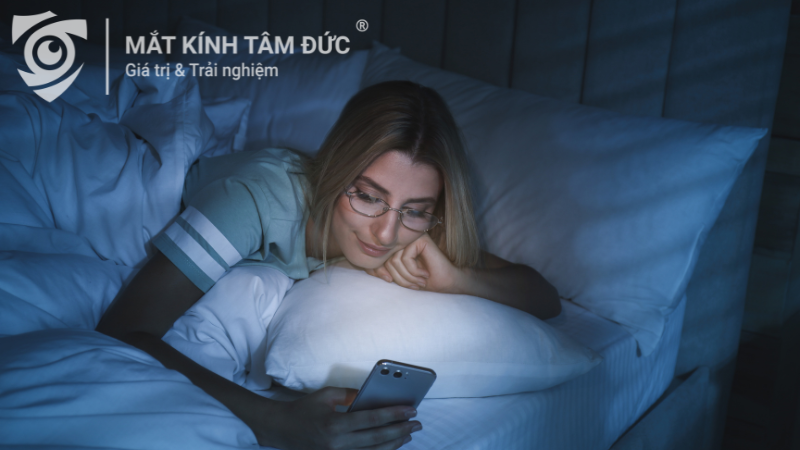 Người sử dụng thiết bị điện tử nhiều nên đeo tròng kính chống ánh sáng xanh