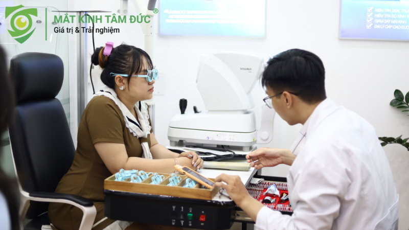 Đo mắt chọn tròng kính tại cửa hàng uy tín