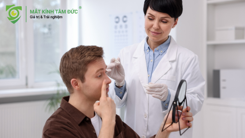 Sử dụng kính áp tròng phải được kê đơn của bác sĩ