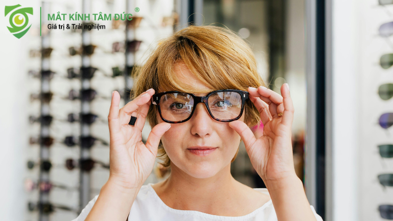 Kính đa tròng phụ thuộc rất nhiều vào độ chính xác khi đo mắt, thiết kế tròng và cách lắp kính.