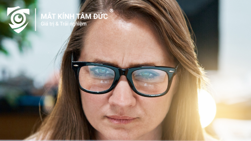 Với học sinh, sinh viên, dân văn phòng hoặc người có lịch sinh hoạt dày, kính gọng mang lại cảm giác đơn giản và ổn định hơn.